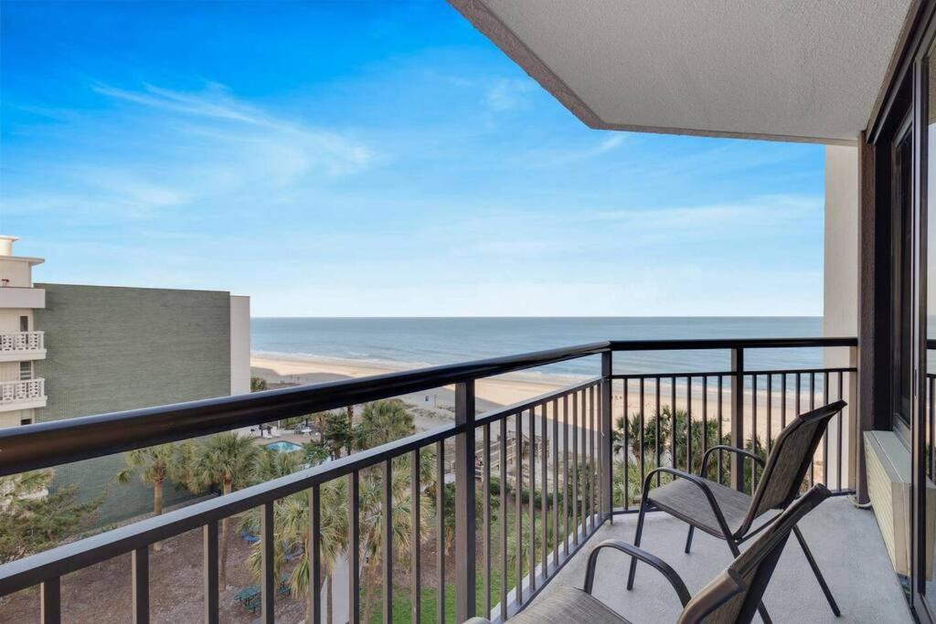 默特尔比奇Captivating Coastal Charm - Oceanview Suite! PG 504的阳台配有两把椅子,享有海滩美景