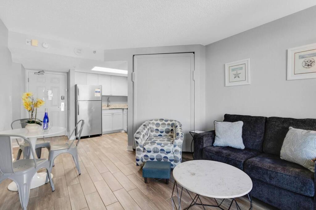 默特尔比奇Captivating Coastal Charm - Oceanview Suite! PG 504的带沙发和桌子的客厅