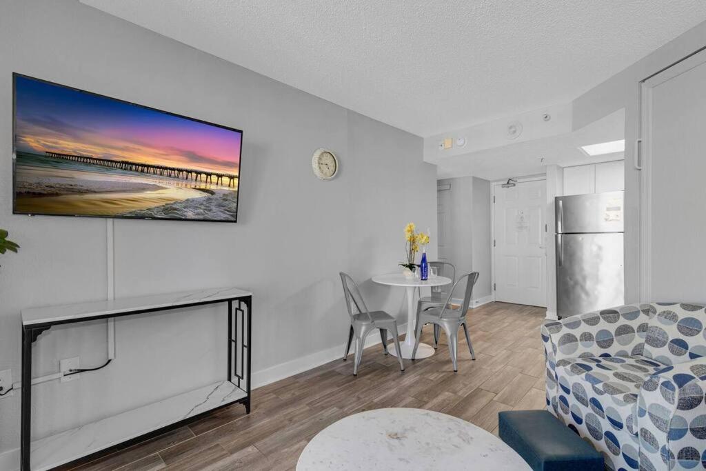 Captivating Coastal Charm - Oceanview Suite! PG 504的休息区