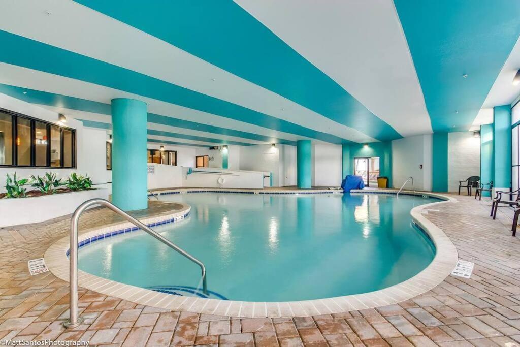 Captivating Coastal Charm - Oceanview Suite! PG 504内部或周边的泳池