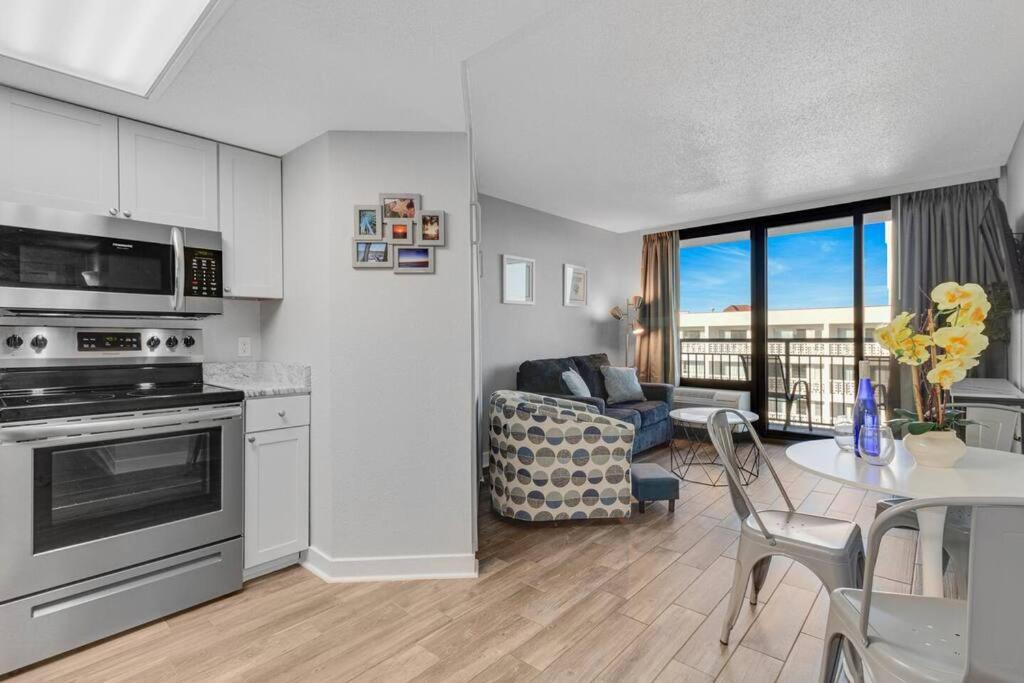 Captivating Coastal Charm - Oceanview Suite! PG 504的厨房或小厨房