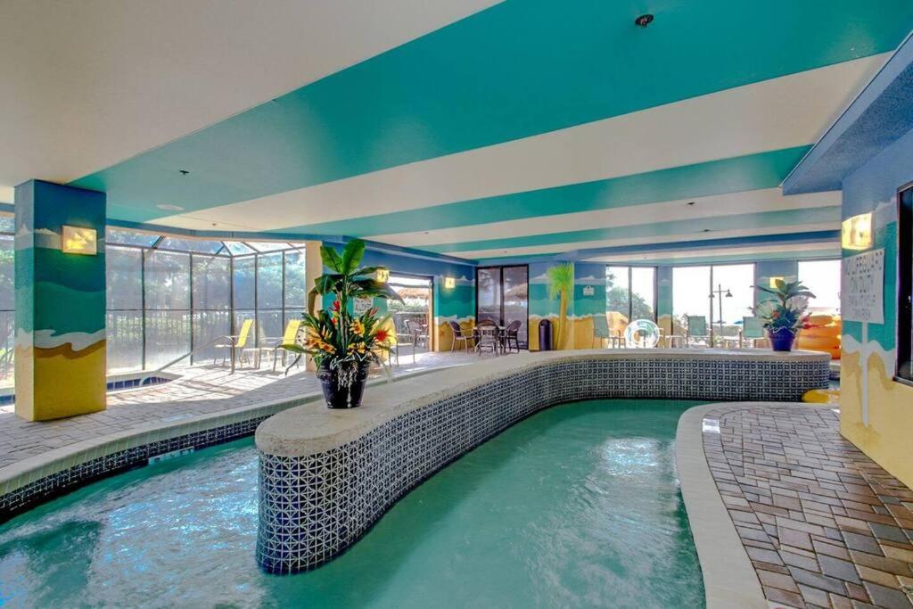 Captivating Coastal Charm - Oceanview Suite! PG 504内部或周边的泳池
