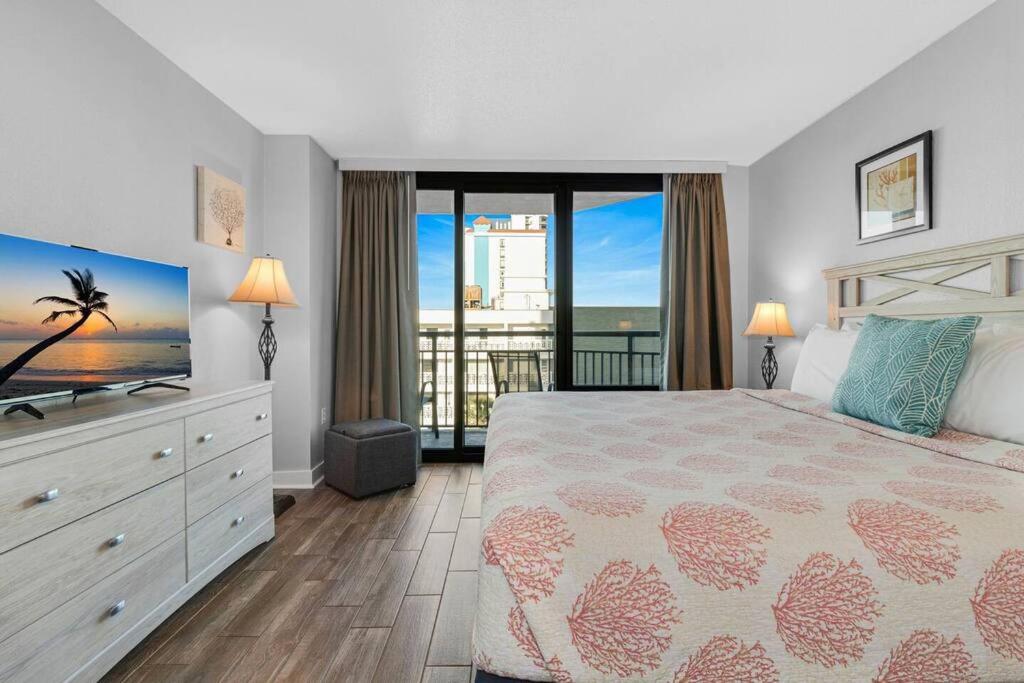 Captivating Coastal Charm - Oceanview Suite! PG 504客房内的一张或多张床位