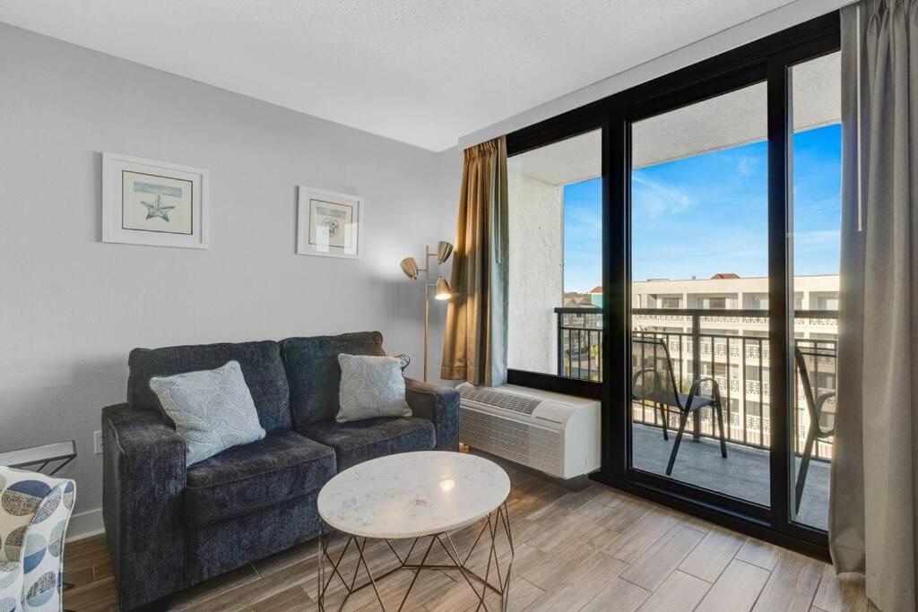 Captivating Coastal Charm - Oceanview Suite! PG 504的休息区