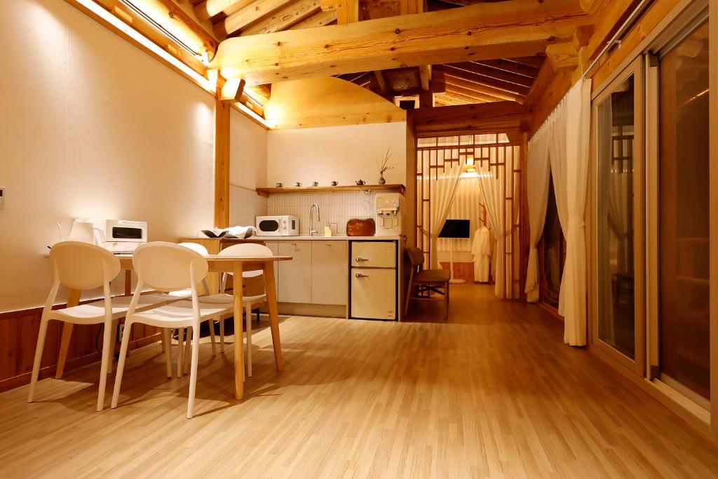 Hanok stay Mokhyang的厨房或小厨房
