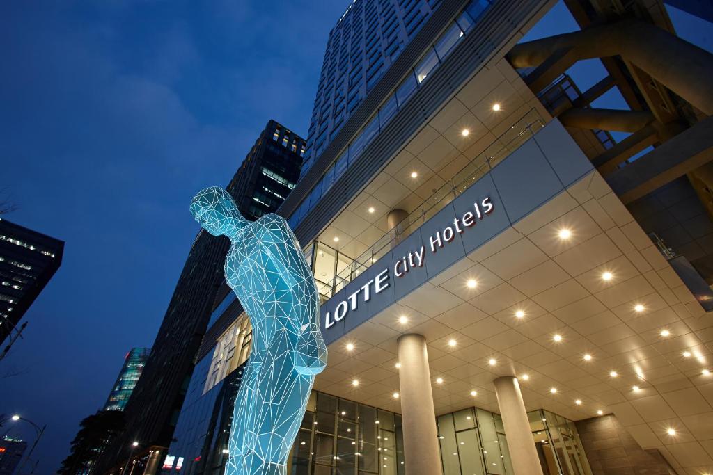 首尔LOTTE City Hotel Myeongdong的建筑物前的足球运动员雕像
