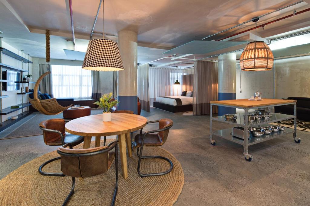 悉尼扎拉大厦 - 豪华套房和公寓 的配有桌椅和床的房间