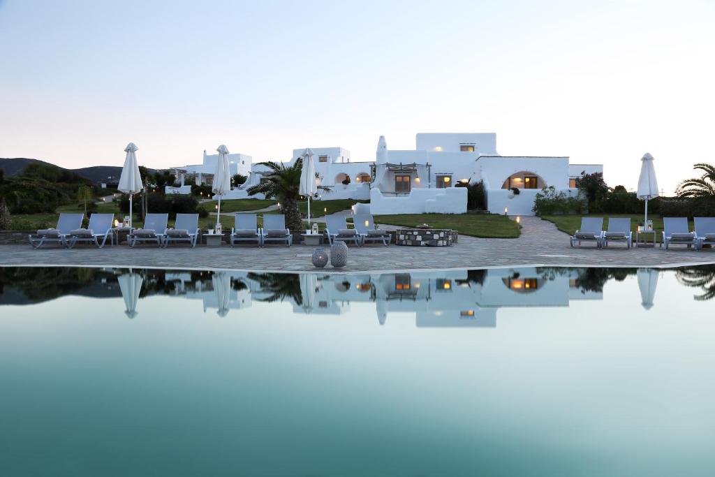 纳乌萨Angels Villas - Prime Concept的享有泳池景别墅