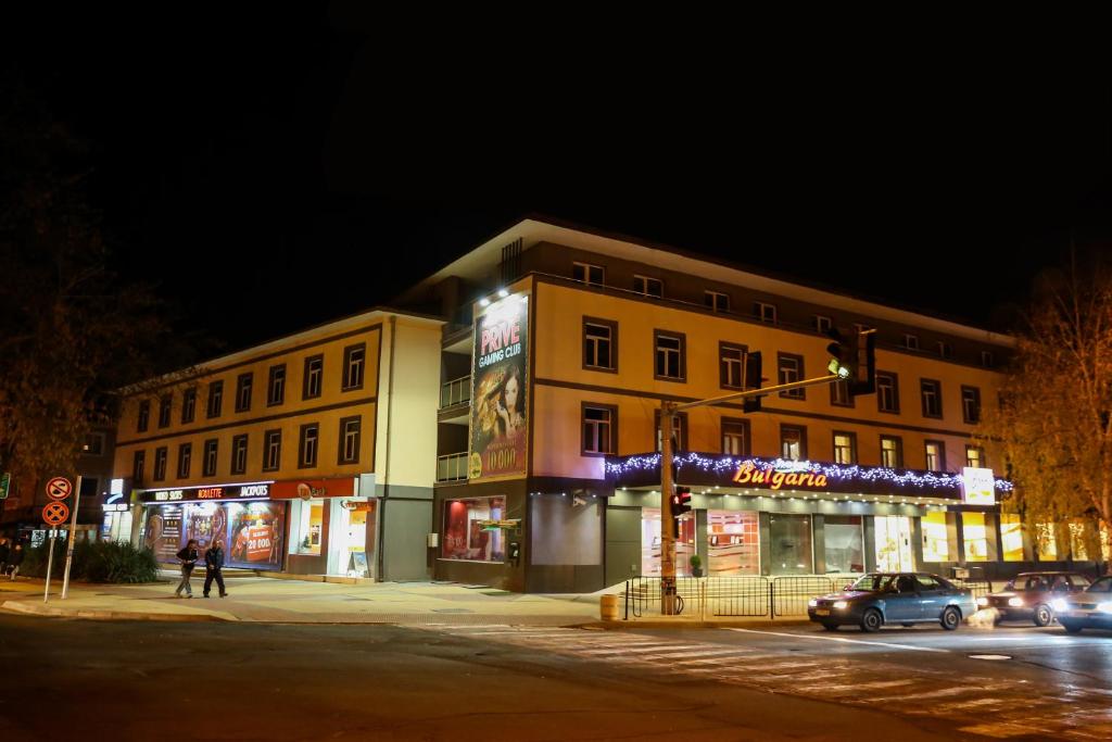 克尔贾利保加利亚酒店的街道拐角处的建筑物