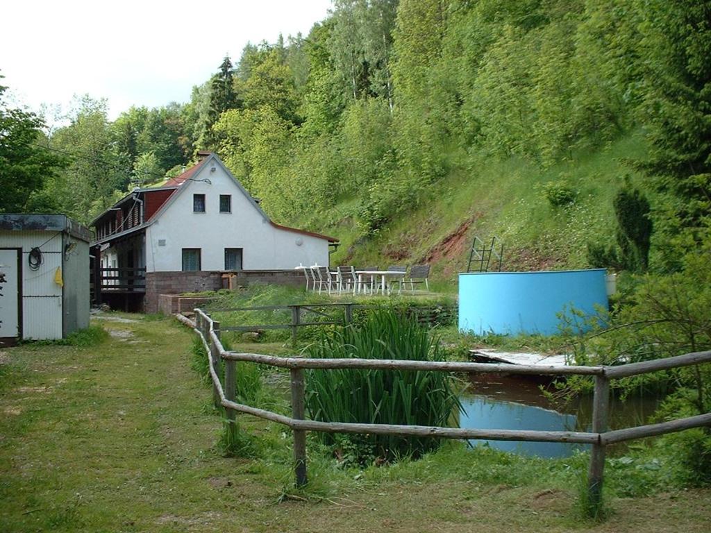 VlciceHoliday Home Ve Vlčicích的一个带栅栏的农场、谷仓和房屋