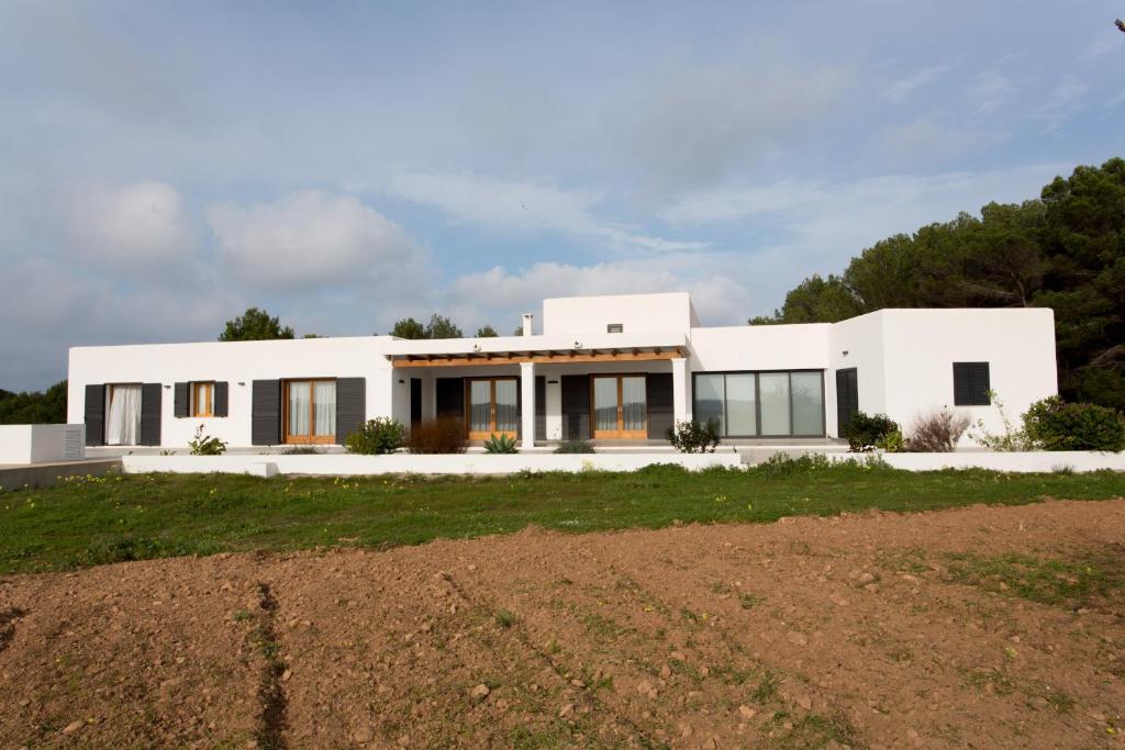 拉莫拉Ses Viñas De Cas Baixero的前面有田野的白色房子
