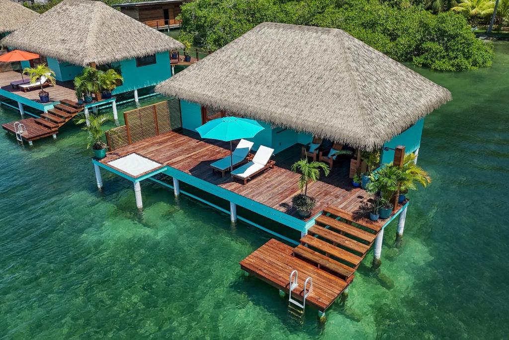 博卡斯德尔托罗Sol Bungalows Bocas del Toro的水中房屋的空中景观