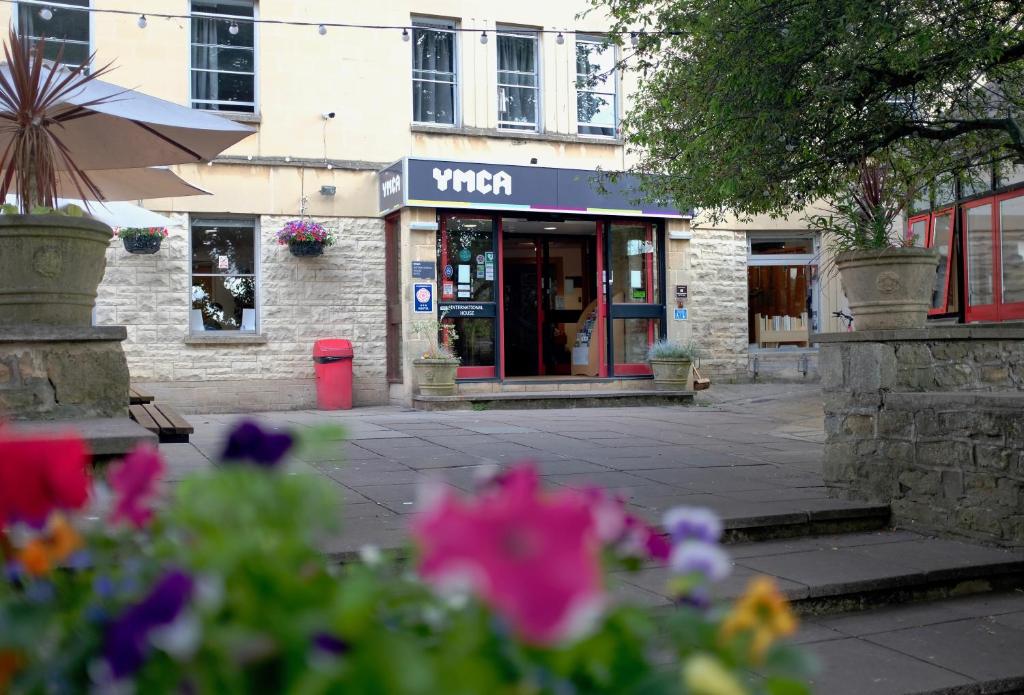 巴斯Bath YMCA Hostel的前面有鲜花商店的景色