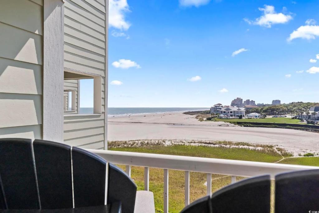 默特尔比奇ONE More Sandy Day - 2BR 2BA Beach Condo, Sleeps 6的一个带椅子的阳台,享有海滩美景