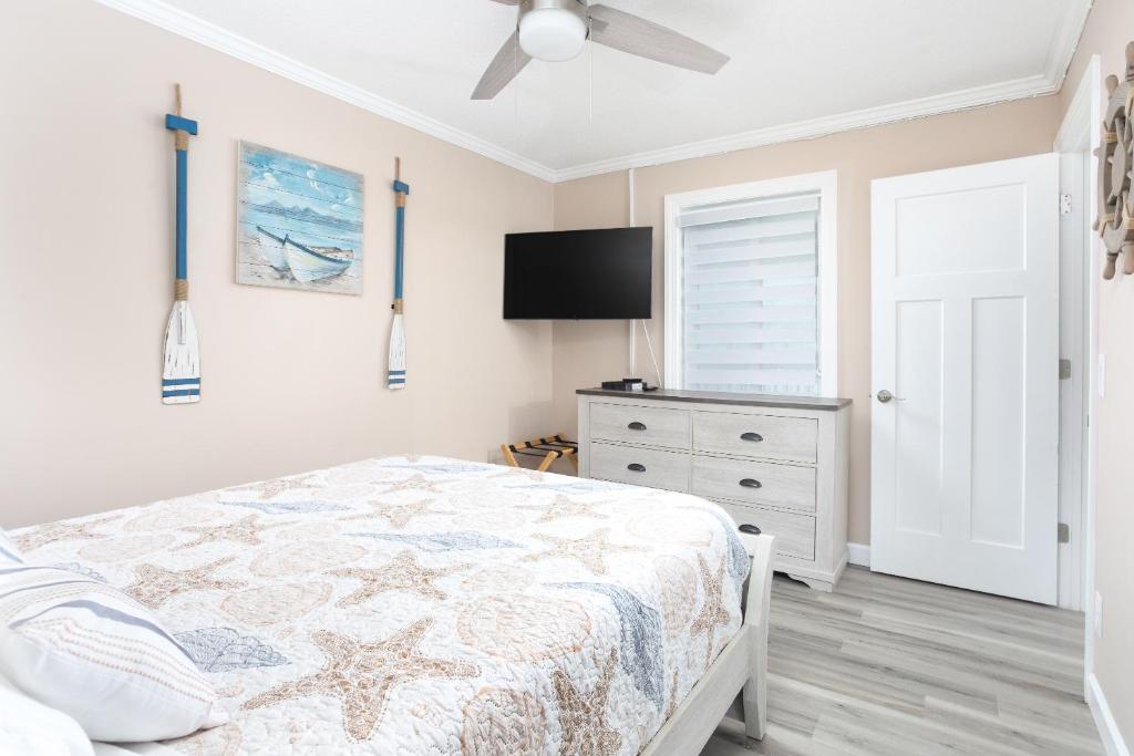 默特尔比奇ONE More Sandy Day - 2BR 2BA Beach Condo, Sleeps 6的一间带床和平板电视的卧室