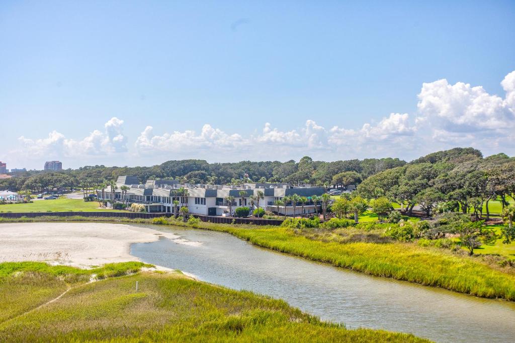 默特尔比奇ONE More Sandy Day - 2BR 2BA Beach Condo, Sleeps 6的享有河流美景,拥有房屋的背景