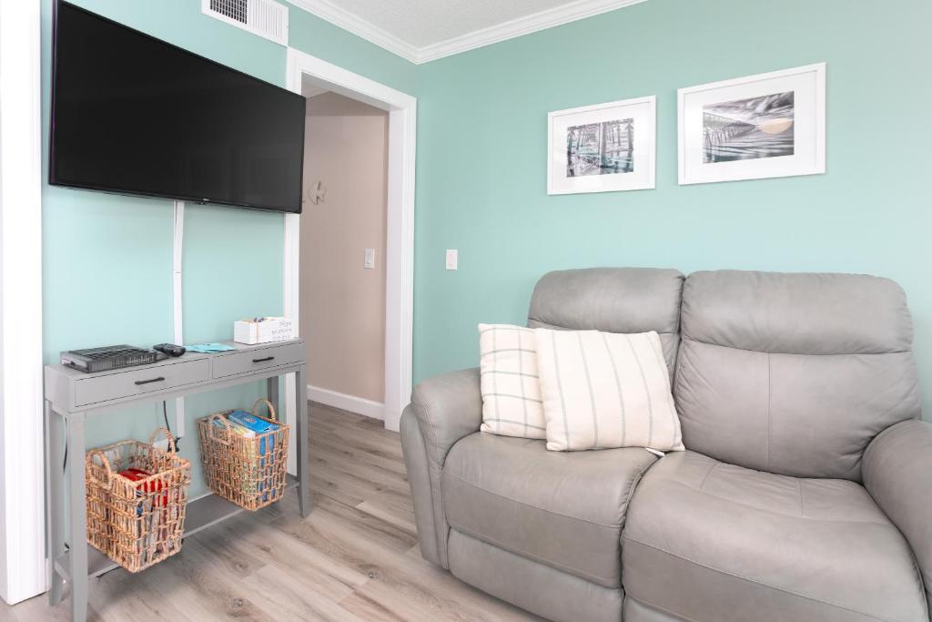 ONE More Sandy Day - 2BR 2BA Beach Condo, Sleeps 6的电视和&#47;或娱乐中心