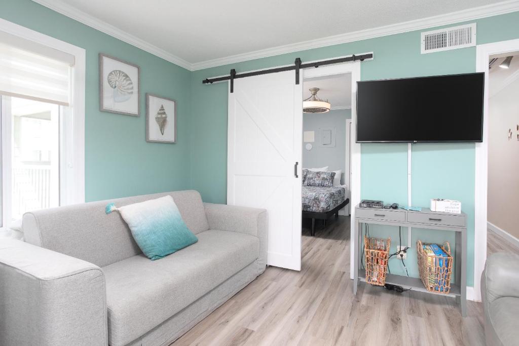 ONE More Sandy Day - 2BR 2BA Beach Condo, Sleeps 6的电视和&#47;或娱乐中心