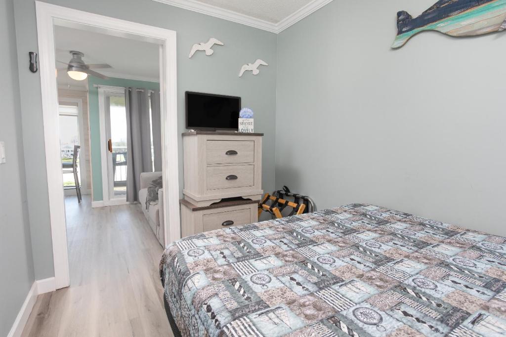 ONE More Sandy Day - 2BR 2BA Beach Condo, Sleeps 6客房内的一张或多张床位