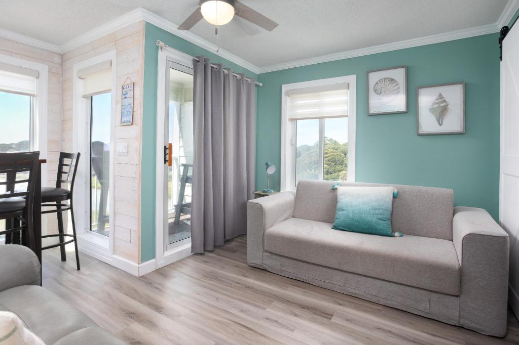 ONE More Sandy Day - 2BR 2BA Beach Condo, Sleeps 6的休息区