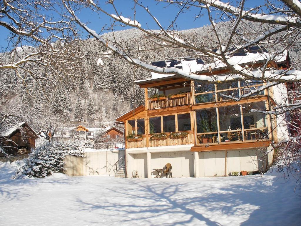 ReisachZitas Ferienwohnung的木屋,在雪中设有阳台