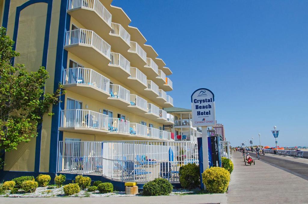大洋城水晶海滩酒店的海滩上带白色阳台的建筑