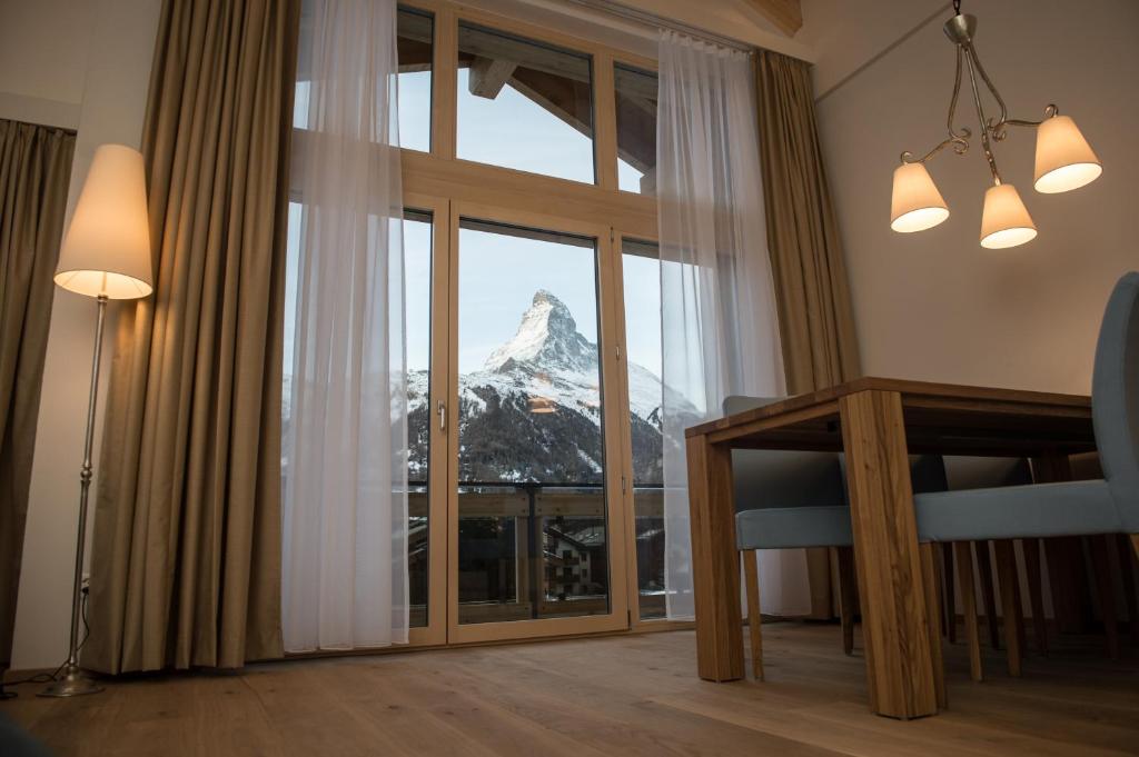 采尔马特全景滑雪公寓式酒店的客房透过窗户可欣赏到山景