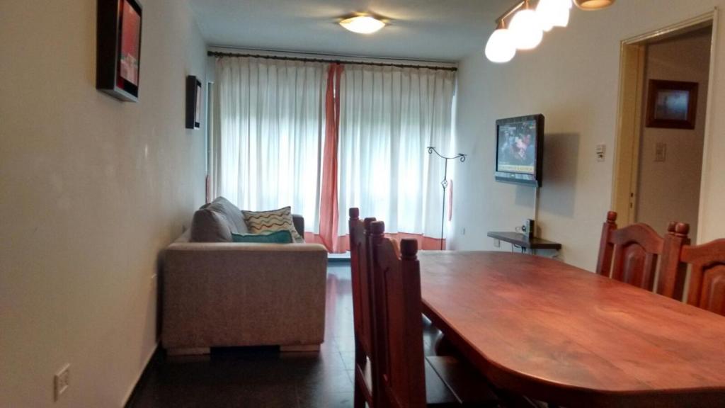 科尔多瓦Nueva Córdoba Rondeau的客厅设有餐桌和沙发