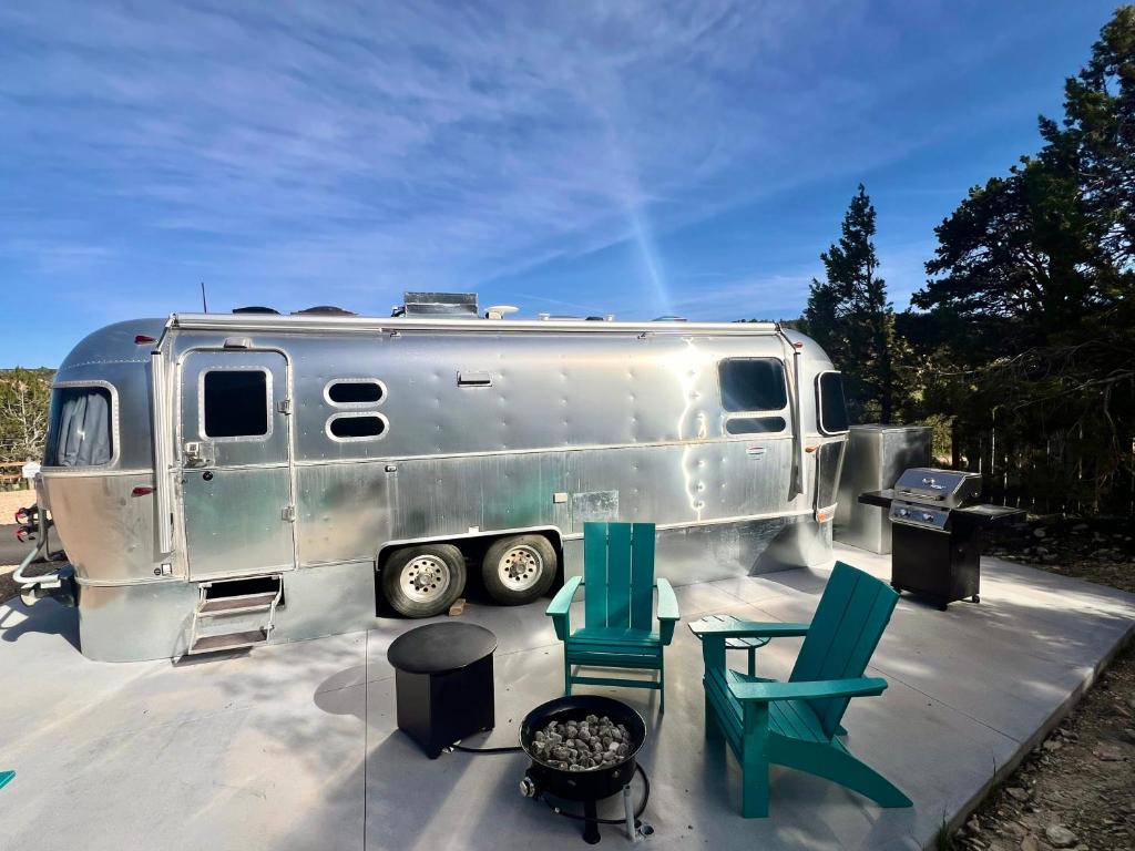 奥德维尔Airstream Canyon的停在停车场的银色拖车