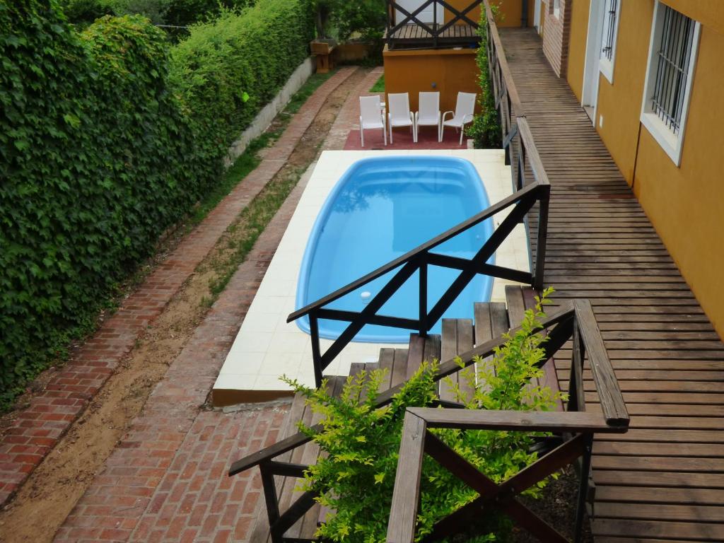 科隆Puerto Escondido的房屋旁甲板上的游泳池