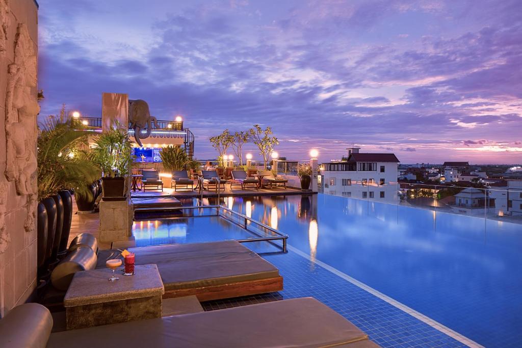 暹粒Two Seasons Siem Reap Hotel的酒店游泳池享有城市美景