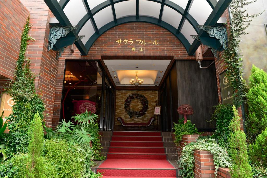 东京樱花芙蓉青山酒店的通往铺有红地毯的建筑的楼梯