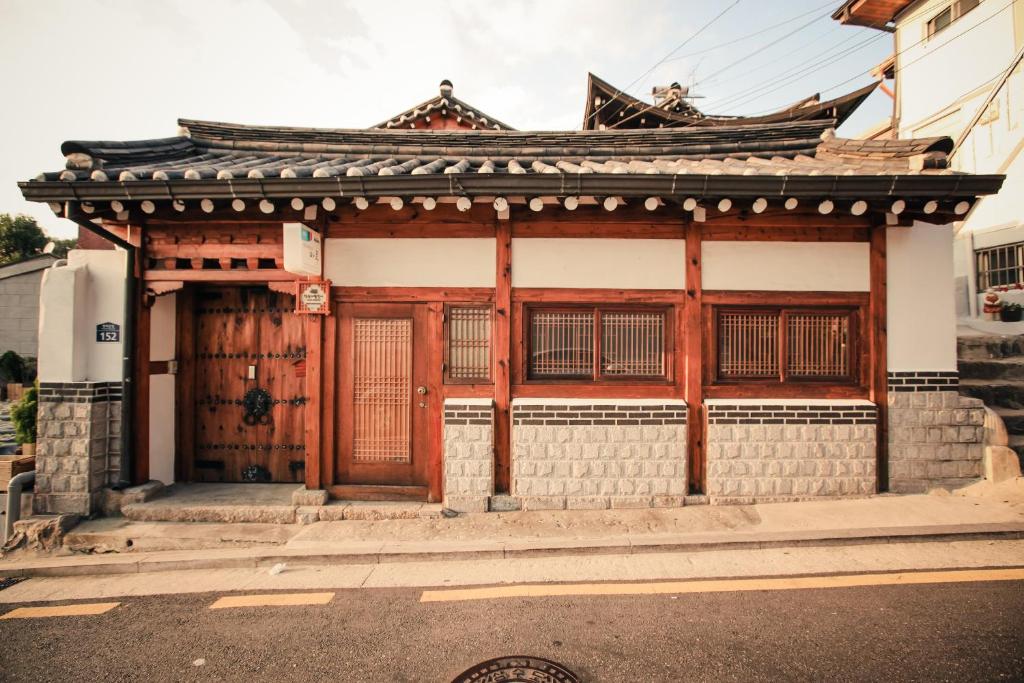 首尔北村丸韩屋旅馆的一条街道上带有木门的亚洲建筑