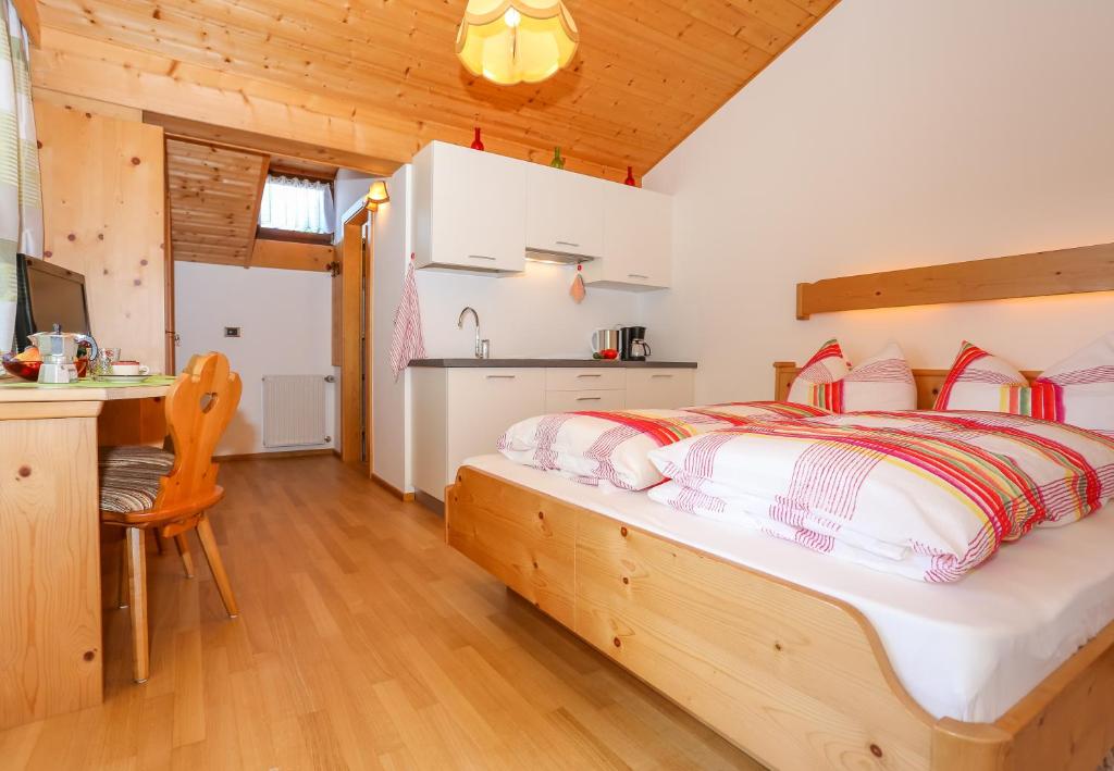 新波南特Alps Residence的一间带一张床和一张书桌的卧室和一间厨房