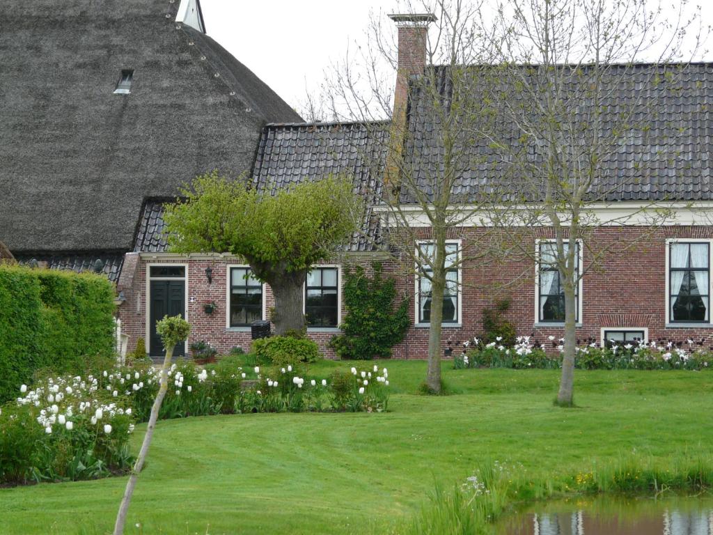 ZuidhornLandgoedlogies Pábema的前面有白色花的房子