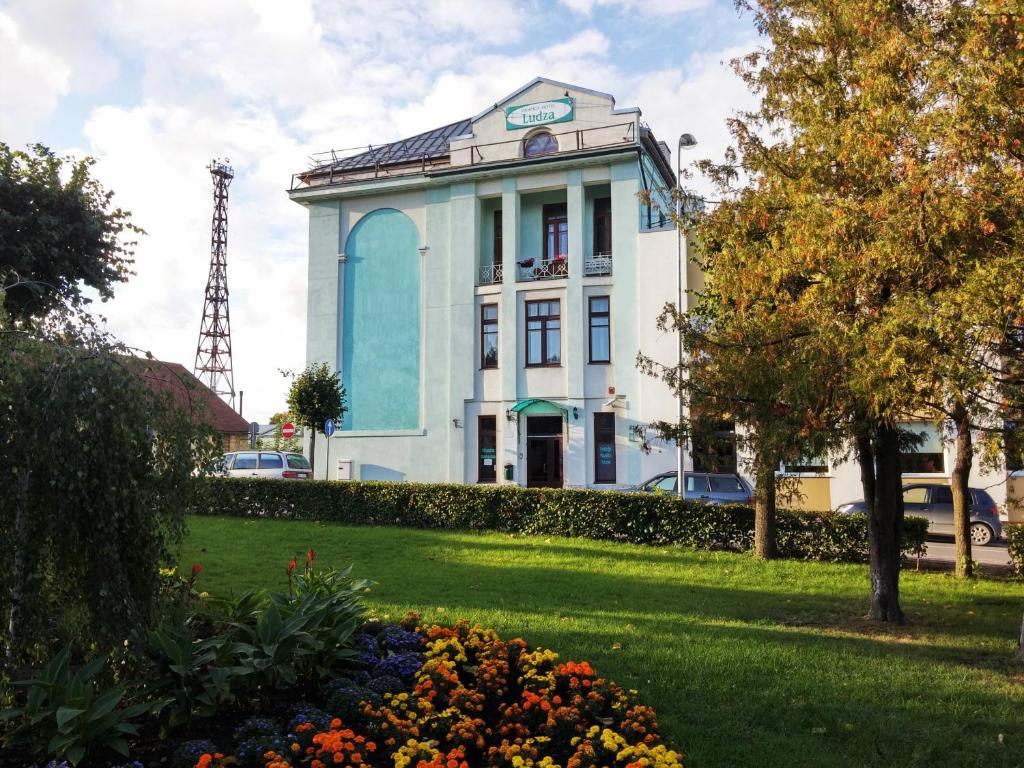 卢扎卢泽酒店的公园里花朵繁茂的蓝色和白色建筑