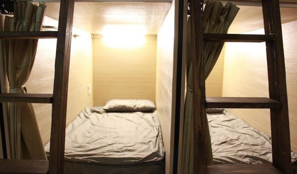 Ruifang瑞芳车站-自由空间青年民宿的一间小房间,内设两张双层床