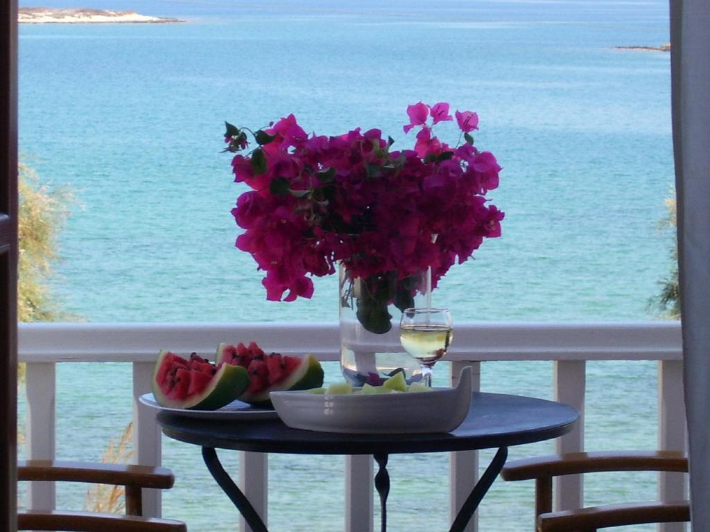 纳乌萨罗索斯海滩酒店的花瓶和葡萄酒的桌子