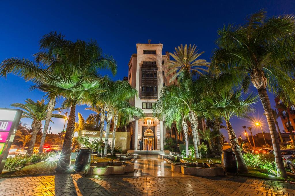 马拉喀什海微尼格spa酒店 的一座棕榈树建筑