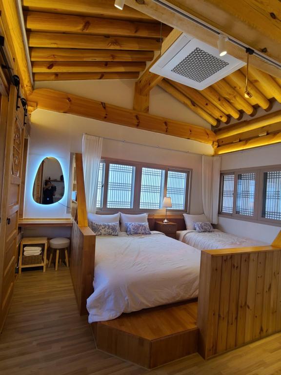 Hanok stay Mokhyang客房内的一张或多张床位