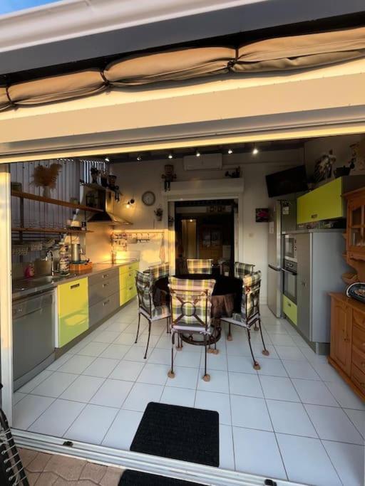 乐巴凯尔斯Maison au bord de l&#39;etang的厨房配有桌椅