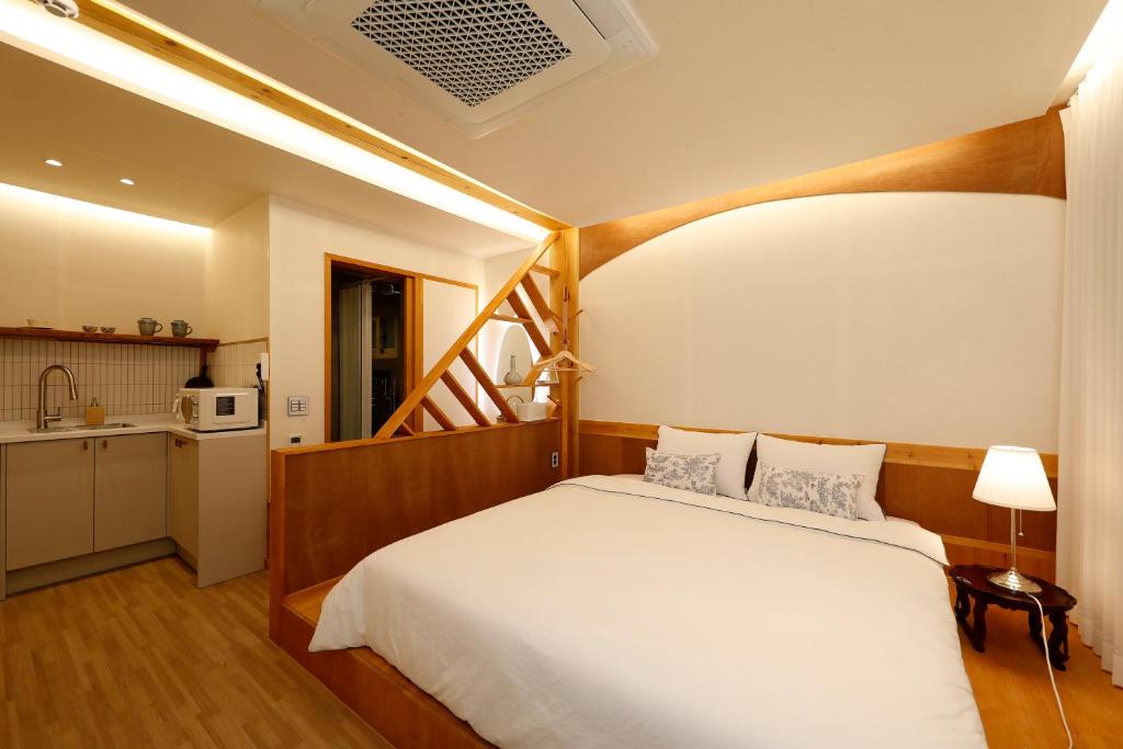Hanok stay Mokhyang客房内的一张或多张床位