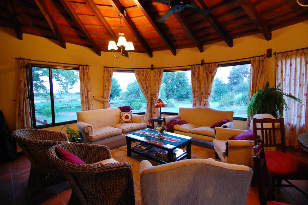 ChicoanaFinca Cielo Verde的带沙发、椅子和桌子的客厅