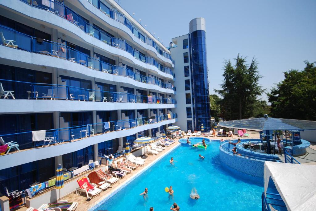 金沙阿芙罗狄蒂酒店的酒店前的游泳池