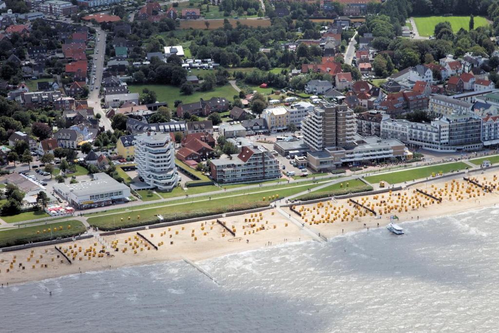 库克斯港克里斯廷森酒店的一群人从空中欣赏海滩美景