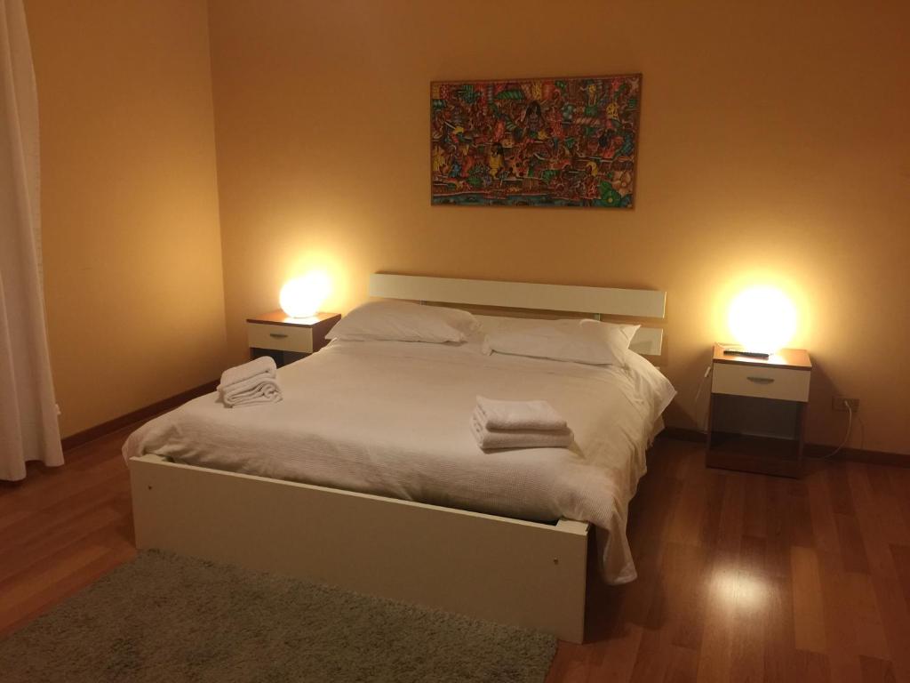 阿韦扎诺Casina Dei Marsi的一间卧室配有一张带两盏灯的床。