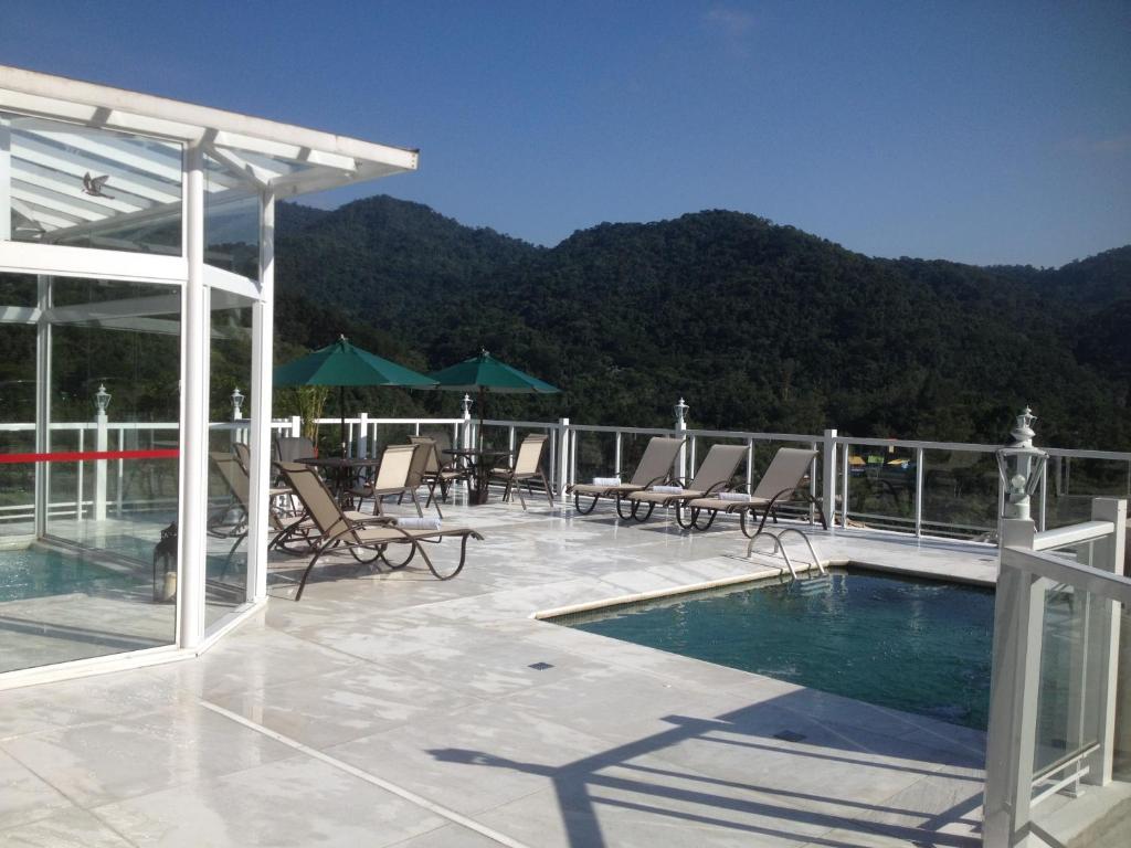 佩尼多博尔德露台酒店的一个带椅子的庭院和一个屋顶游泳池