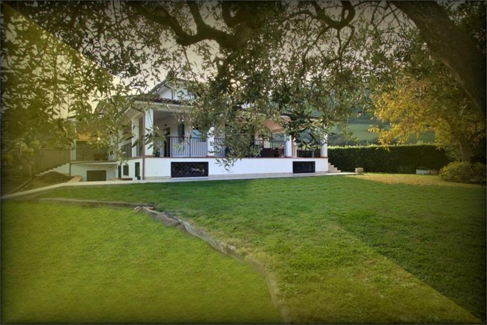 坎帕尼亚诺·迪罗马Just House的前面有大草坪的白色房子
