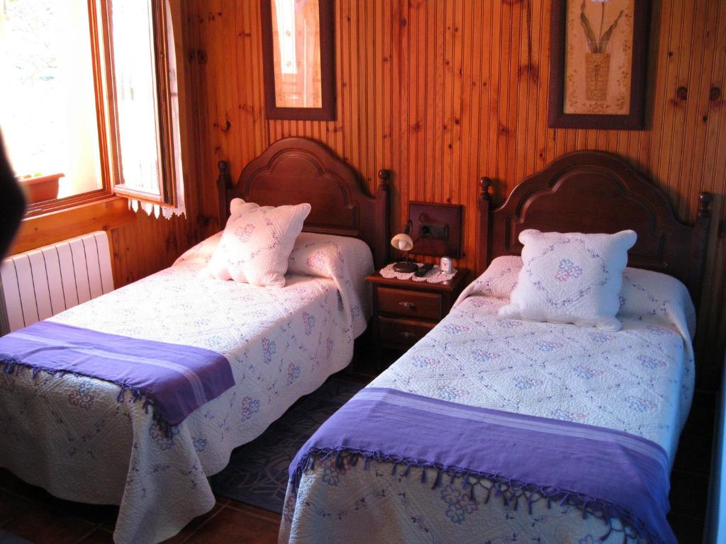英垂阿格卡西纳乡村民宿的卧室设有两张木墙