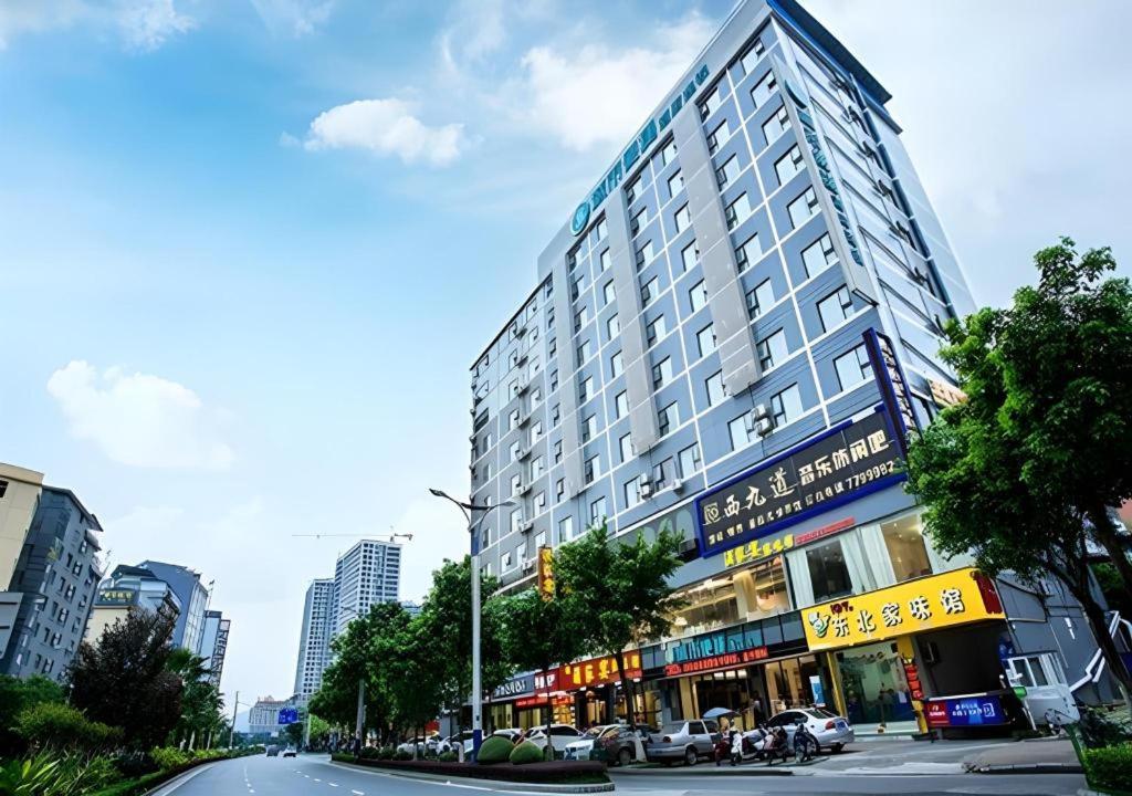 桂林City Comfort Inn Hotel Guilin Hongling Road的城市街道上一座大型建筑,有建筑